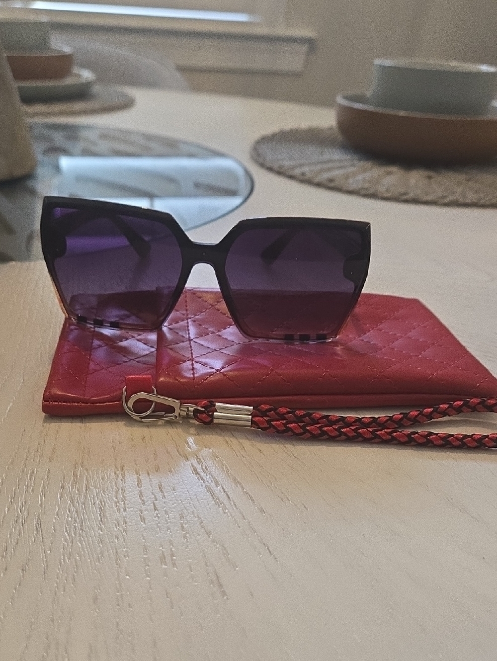 Set - Burberry Vibe Check Sunglasses & Quilted Faux Leather Wristlet Case (New) - Picture 7 of 9